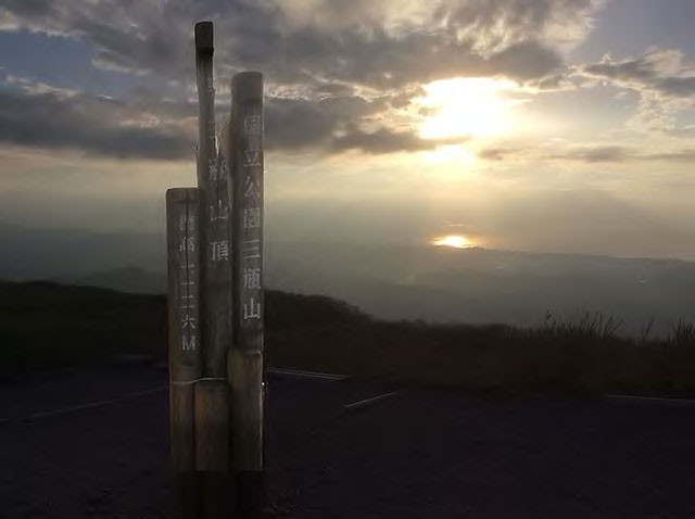男三瓶山（1,126 m）からの落日